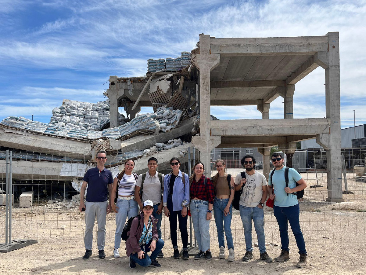 José Miguel Adam con sus alumnos del Master de Ingeniería de Hormigón